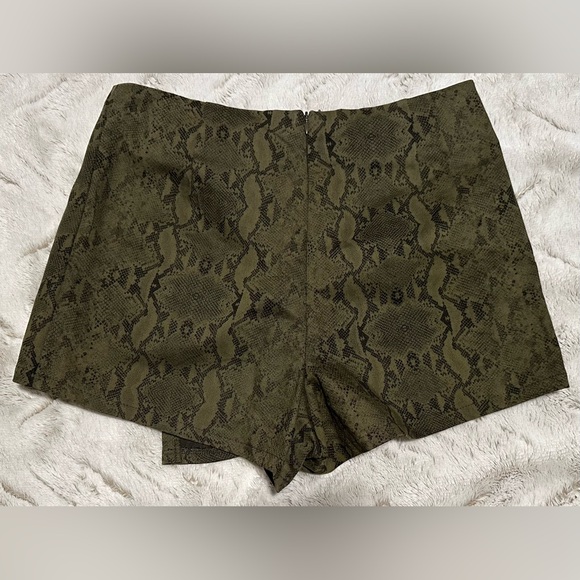 She + Sky Olive Snake Pattern Asymmetrical Skort - Picture 8 of 9